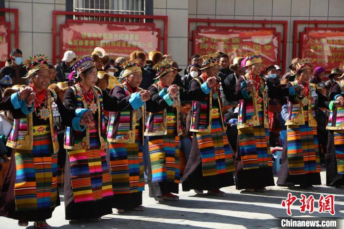 图为加麻村民众表演舞蹈加麻百·甲江。　伦珠泽仁 摄