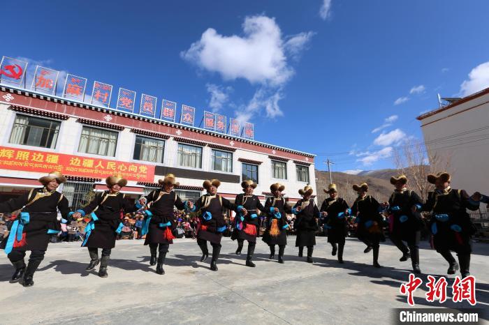 图为扎西村民众表演加麻“果谐”。　伦珠泽仁 摄