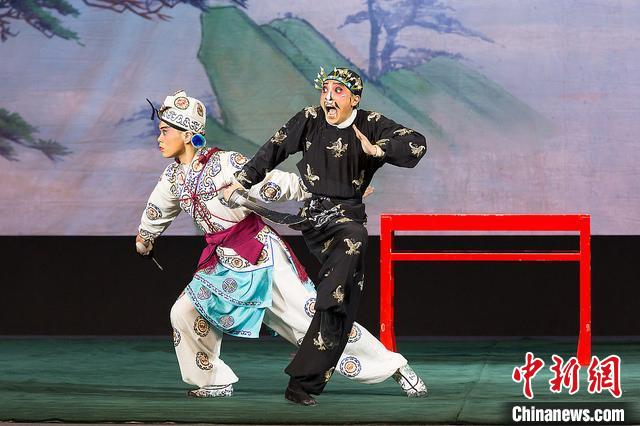 日本樱美林大学学生在北京大学交流演出京剧《三岔口》。　受访者供图