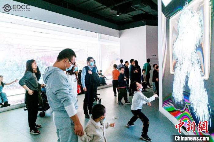 图为参观者与大屏互动。　苏州湾数字艺术馆供图