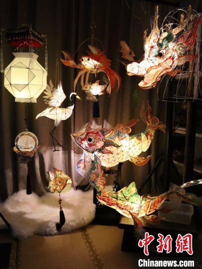 安徽“90后”女孩周馨慰制作的精美花灯。　受访者供图