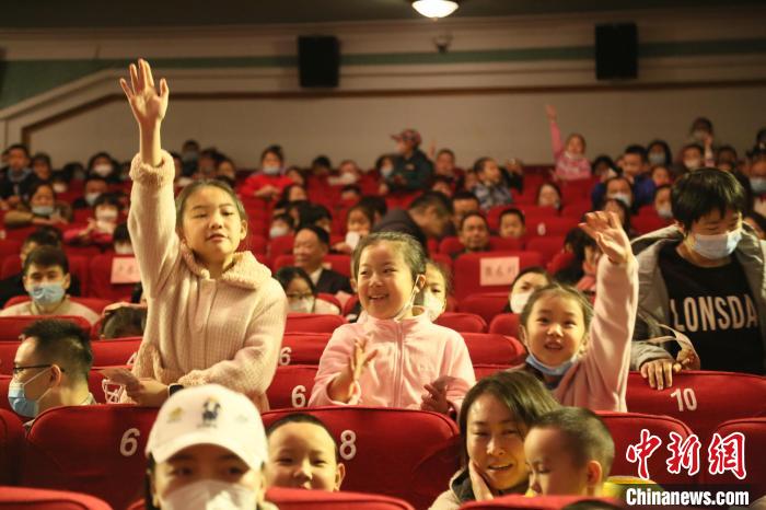 At the premiere, the children actively participated in the activities.Photo by Xinjiang Karamay Radio and Television Station