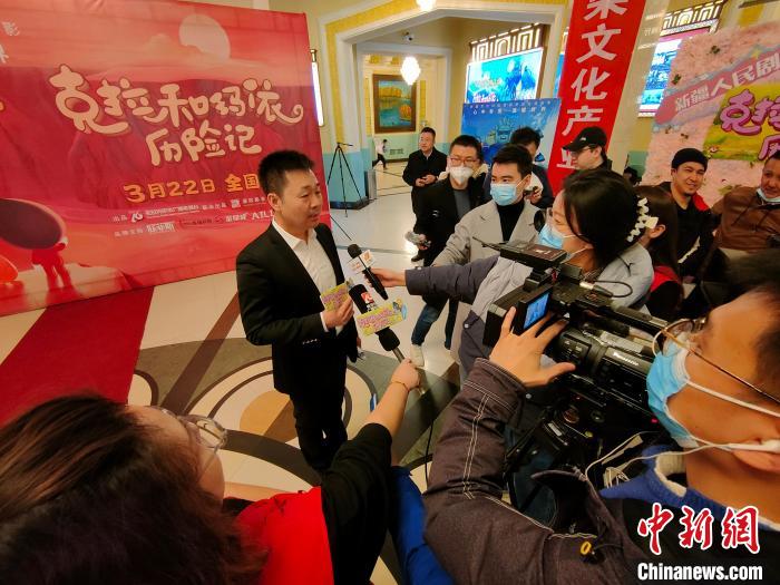 The main creators were interviewed jointly by the media.Photo by Xinjiang Karamay Radio and Television Station