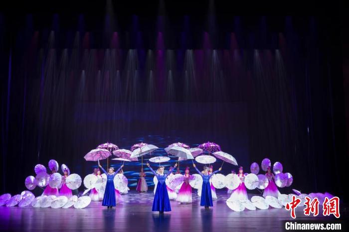 当天，在济南展演的有《曙光》《雨中狂想·球技》等杂技，《飞花令·伞》《仙豆》等魔术。　山东省文化和旅游厅供图