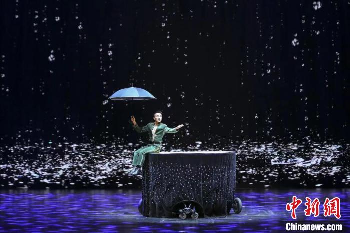当天，在济南展演的有《曙光》《雨中狂想·球技》等杂技，《飞花令·伞》《仙豆》等魔术。　山东省文化和旅游厅供图