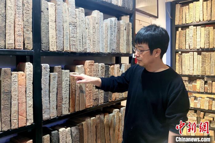 西安收藏家收藏古砖千余块 传承“姓氏”文化记忆