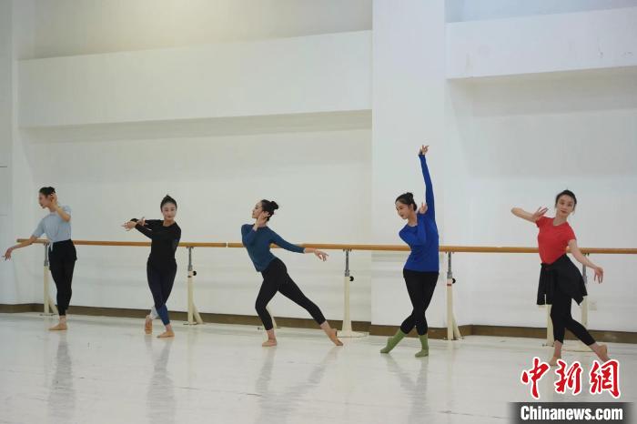 [图文]中国歌剧舞剧院《舞上春》：“舞蹈国家队”的最美考试 第 1 张