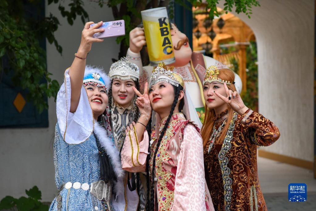 追着花儿看新疆丨新疆伊犁六星街——一条正在焕发出青春光彩的老街