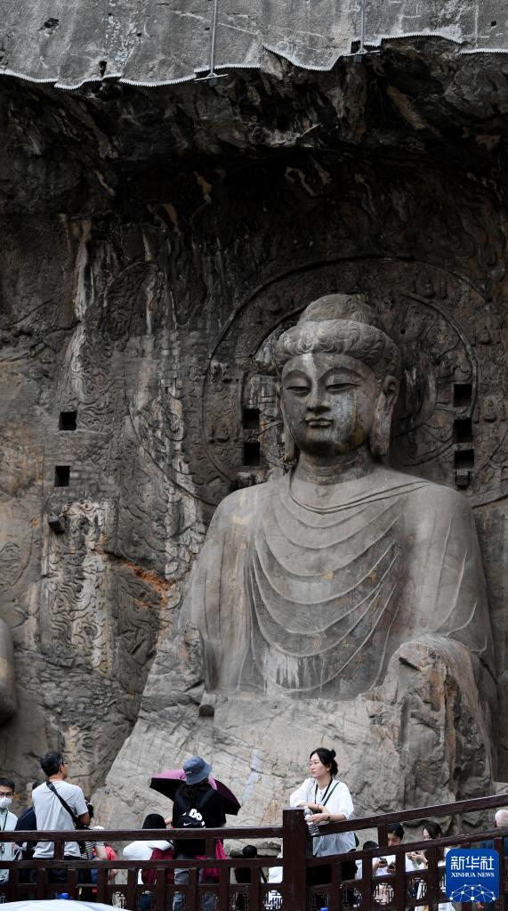 龙门石窟：千年石刻艺术引游客