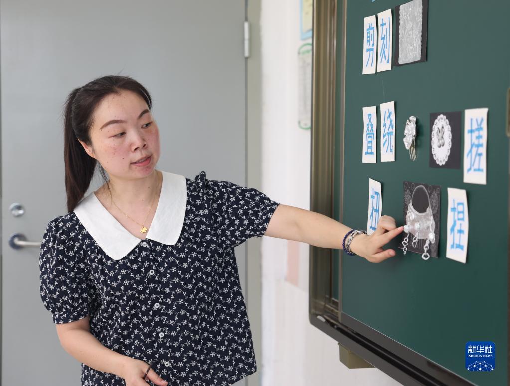 学制苗族银饰 传承非遗之美