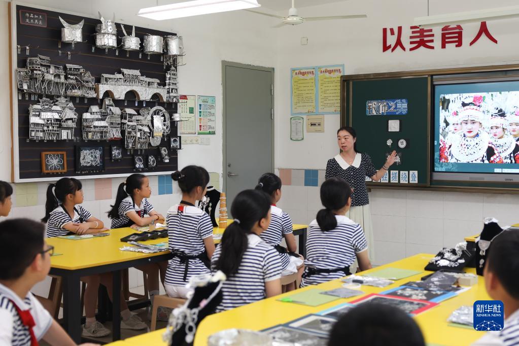 学制苗族银饰 传承非遗之美