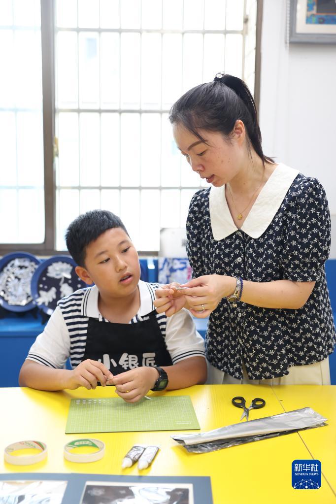 学制苗族银饰 传承非遗之美