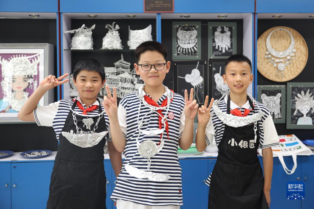 学制苗族银饰 传承非遗之美