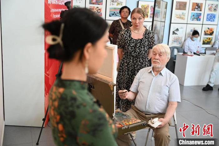 俄罗斯艺术科学院院士列德涅夫教授的油画大师课现场史春阳摄