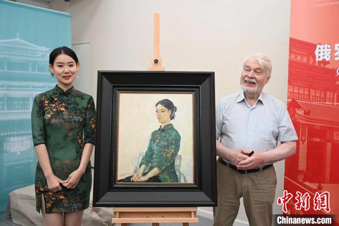 俄罗斯艺术科学院院士列德涅夫教授在作品完成后和模特合影史春阳摄