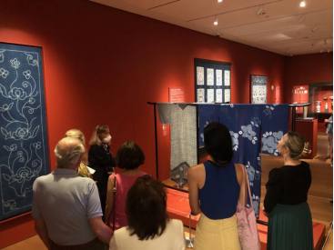 “经典蓝调：钴蓝瓷器和靛蓝染织品”展览在美国诺顿艺术博物馆举办