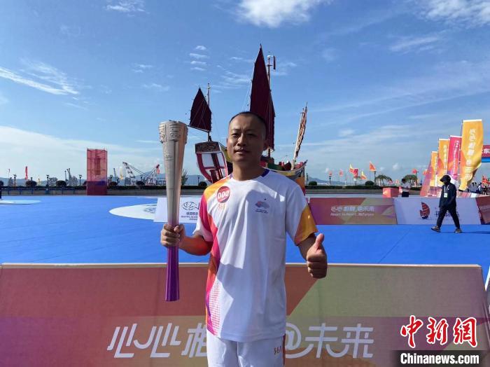 （微观亚运）扎根偏远海岛14年 亚运火炬手“传递”海上枫桥经验-中新网