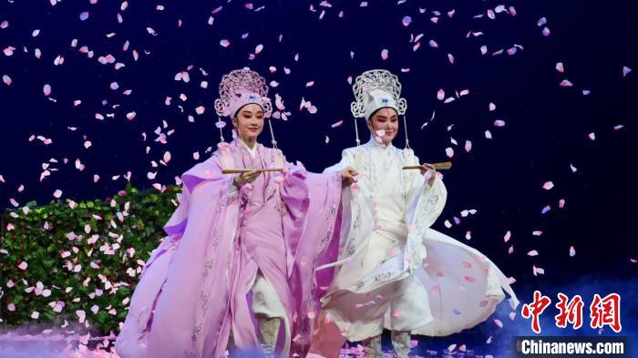 (寻味中华|戏曲)亚运赛场呈现“东方浪漫” 越剧舞台演绎“中国爱情” (寻味中华|戏曲)亚运赛场呈现“东方浪漫” 越剧舞台演绎“中国爱情”