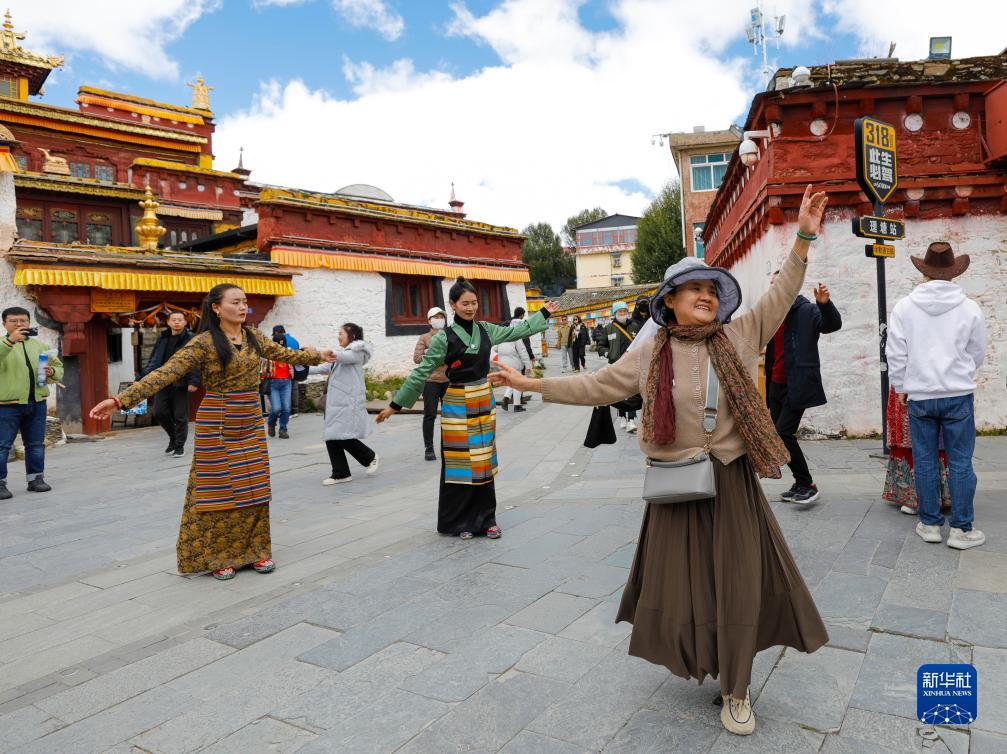 四川理塘：传承藏地文化 发展民俗旅游