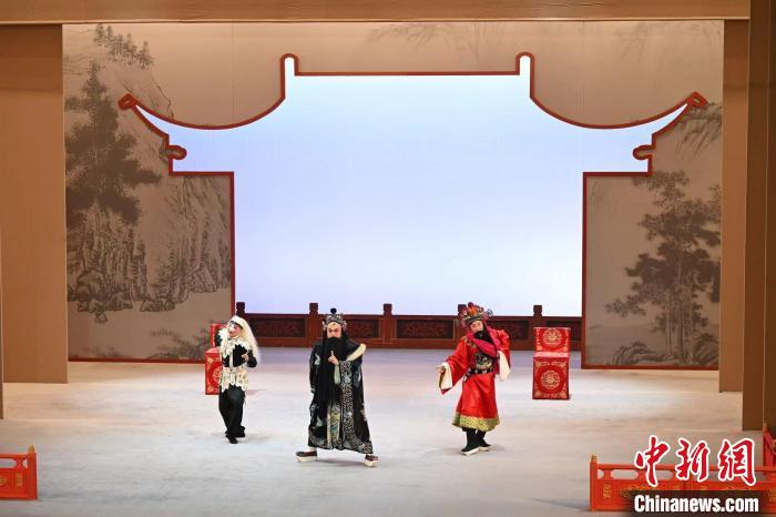 北京人民剧场20年后“迎来戏中人，又见座上客”