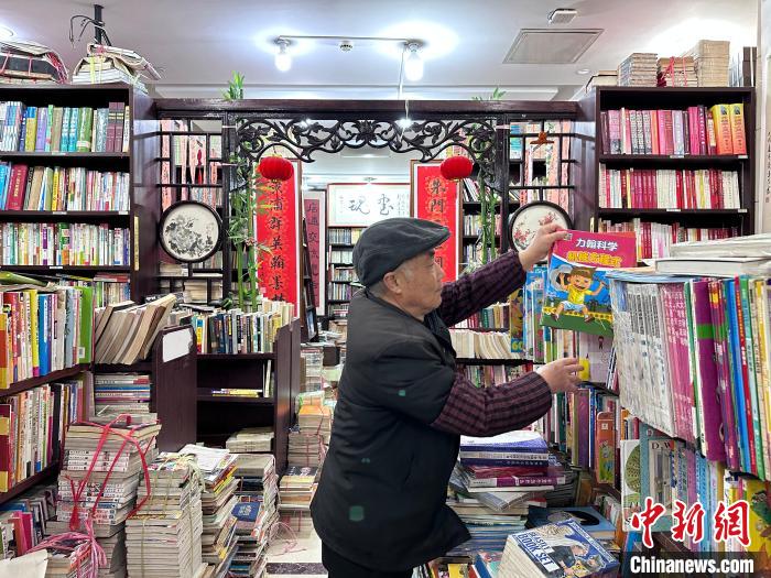 上海小朱书店“危机”引关注 爱书人的“淘宝”之地初心依“旧”
