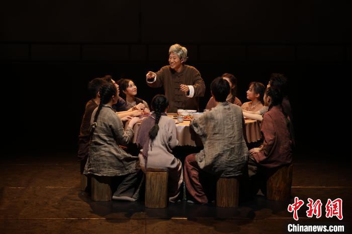 百名港澳台及内地（大陆）学生共同创演舞剧《一双筷子》