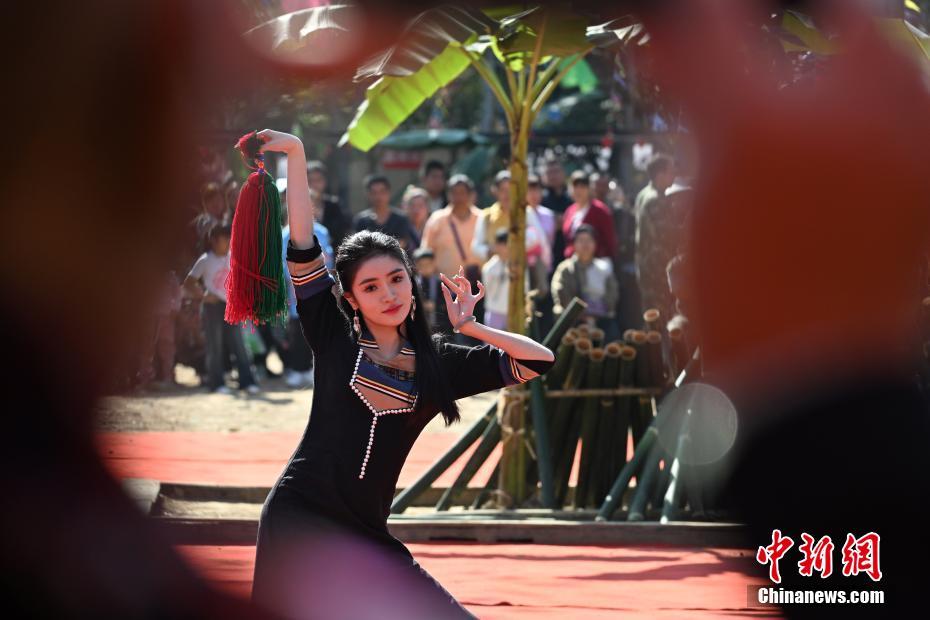 西双版纳勐腊县勐捧镇民众欢度“嘎汤帕”节