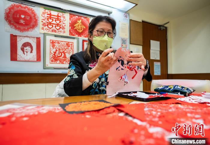 寄手成春，剪出彩虹——专访香港剪纸艺术家孙虹