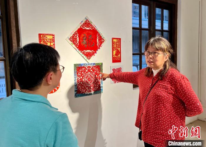 寄手成春，剪出彩虹——专访香港剪纸艺术家孙虹