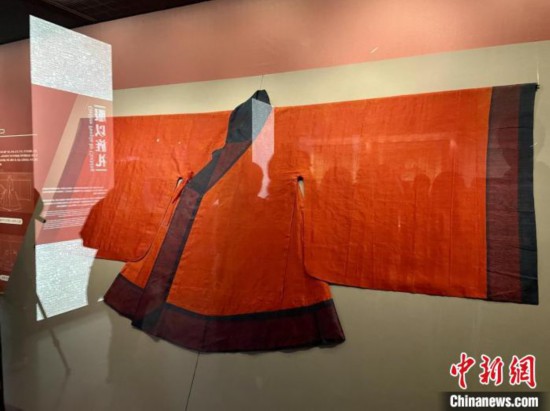 孔府旧藏礼乐服饰文物杭州展出 留学生沉浸式体验