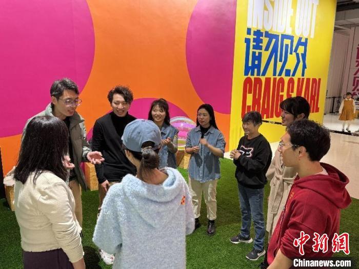 北京时代美术馆邀观众“请勿见外”来打高尔夫