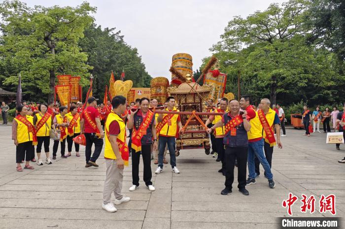 福建泉州慈济宫再现“保生大帝绕境巡安”