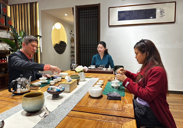 外国友人在山东潍坊高新区体验中国茶艺魅力