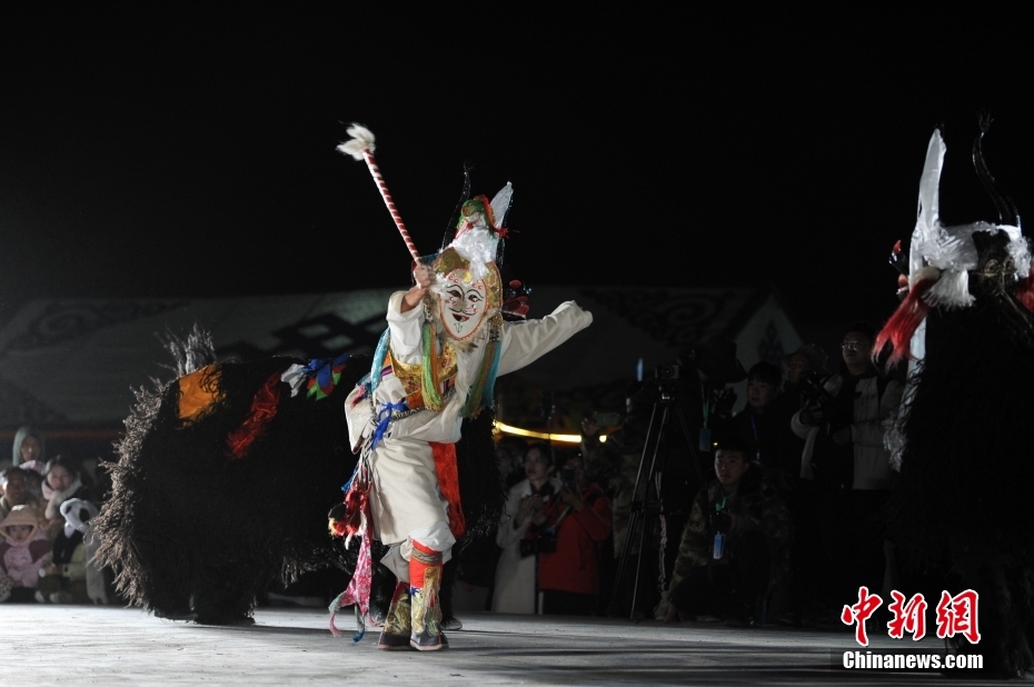 西藏拉萨：纳木错湖畔游客体验篝火锅庄舞