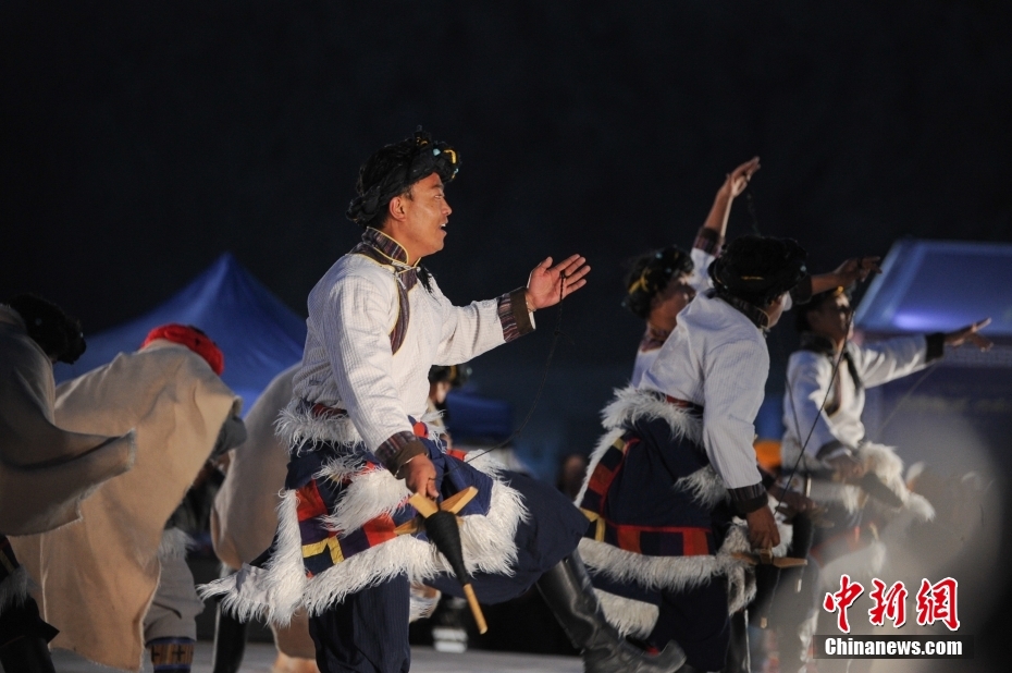 西藏拉萨：纳木错湖畔游客体验篝火锅庄舞