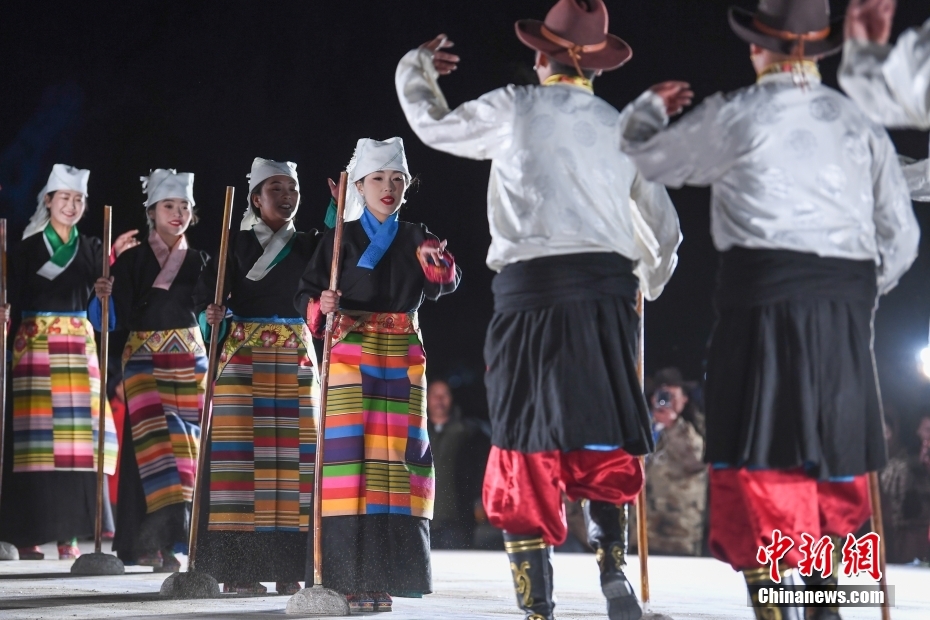 西藏拉萨：纳木错湖畔游客体验篝火锅庄舞