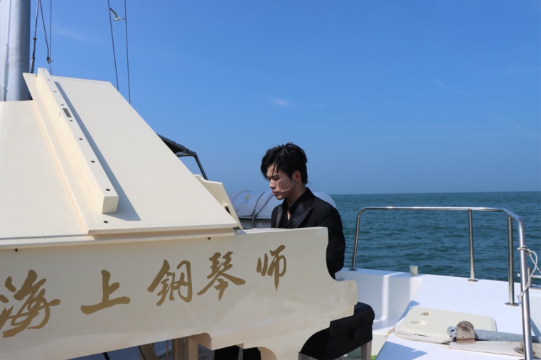 山东烟台蓬莱湾上演海上钢琴视听盛宴