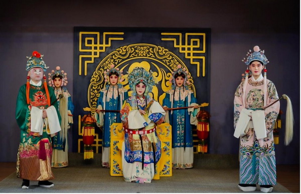 中外来宾参与“京剧文化之旅” 促进金砖国家人文交流互鉴