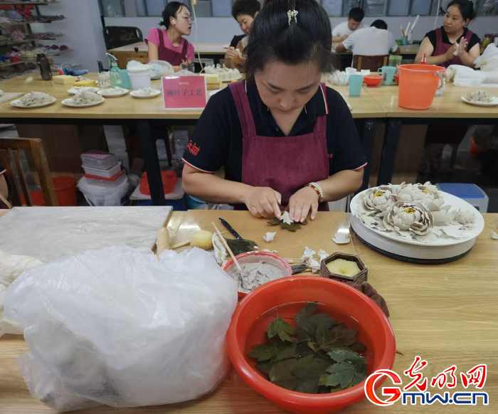 【何以中国 行走河南】探访洛阳牡丹瓷 指尖上“生出”瓷之花