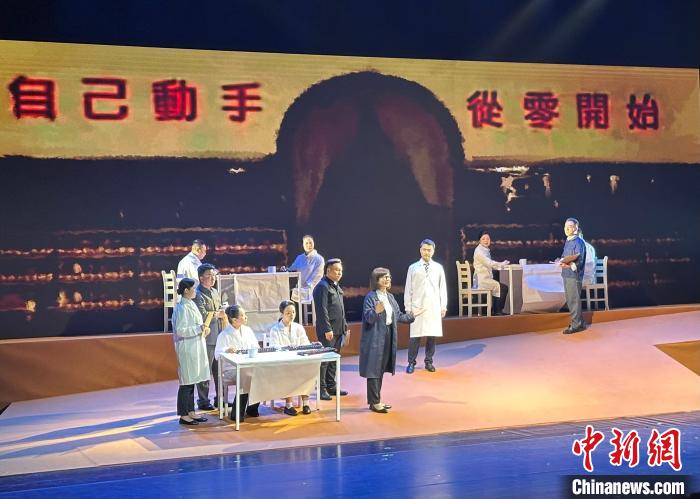 “湘青版”话剧《共和国不会忘记》在长沙上演