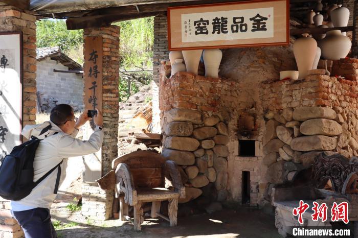 （走进中国乡村）“乡村给城市引流”：“瓷海明珠”照亮古村文旅