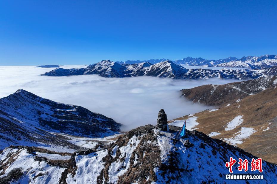 四川夹金山雪后风景如画