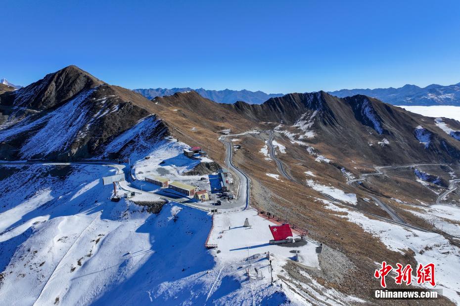 四川夹金山雪后风景如画