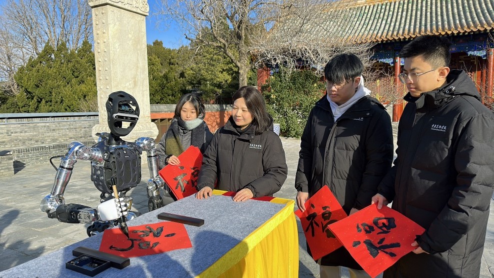 【新春走基层·网络中国节】机器人写“福”送福 为春节增加一抹科技亮色