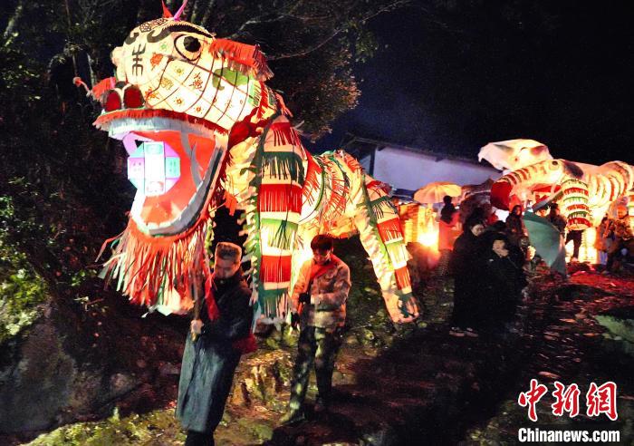 福建龙岩：竹贯花灯巡游 古村落里的民俗狂欢