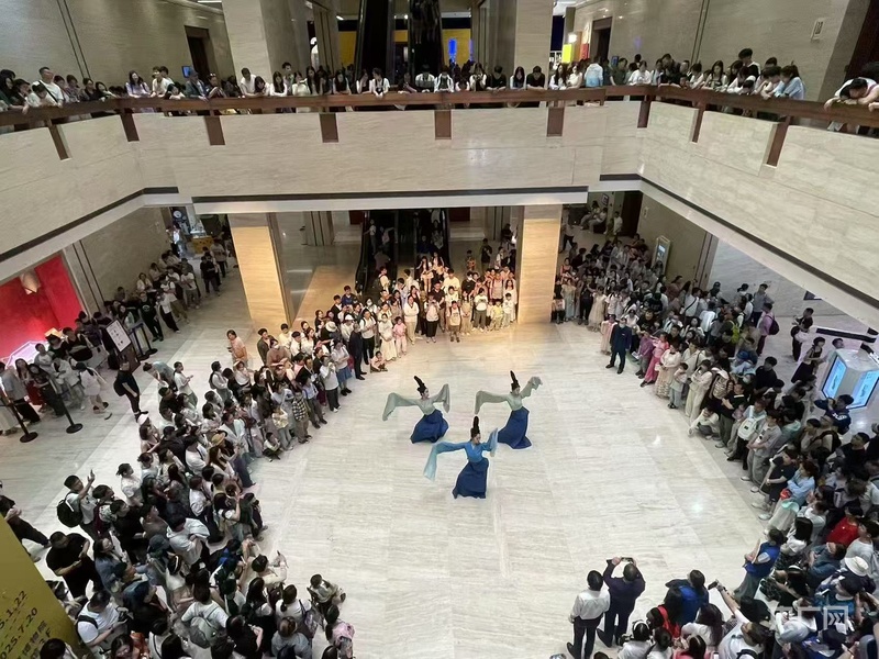博物馆里过“五一” 各地文博热持续升温