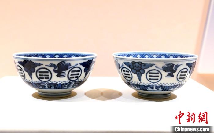 “四川各民族文物上的吉祥图案”特展吸引观众观展