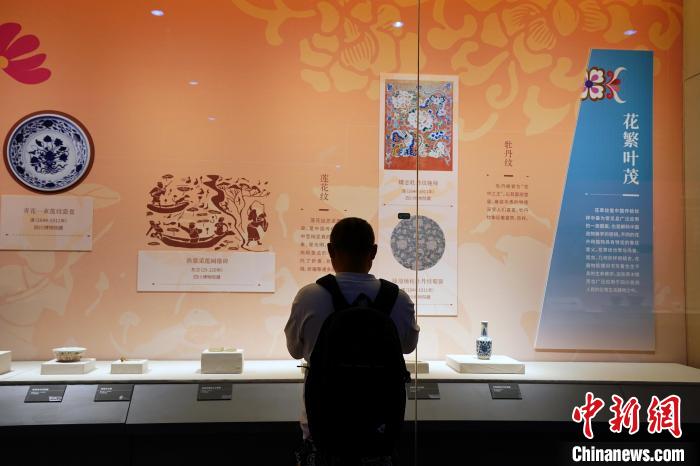 “四川各民族文物上的吉祥图案”特展吸引观众观展