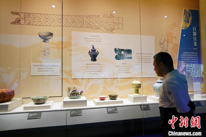 “四川各民族文物上的吉祥图案”特展吸引观众观展