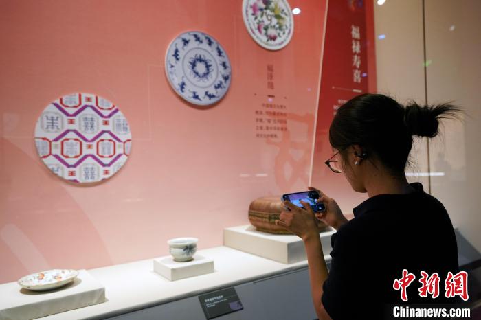 “四川各民族文物上的吉祥图案”特展吸引观众观展